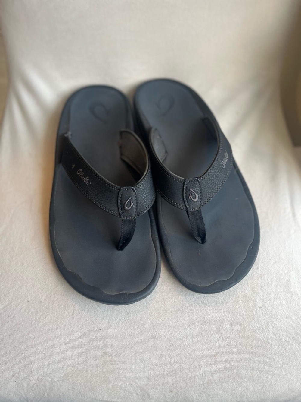 OluKai Men's Black Comfort Flip Flops